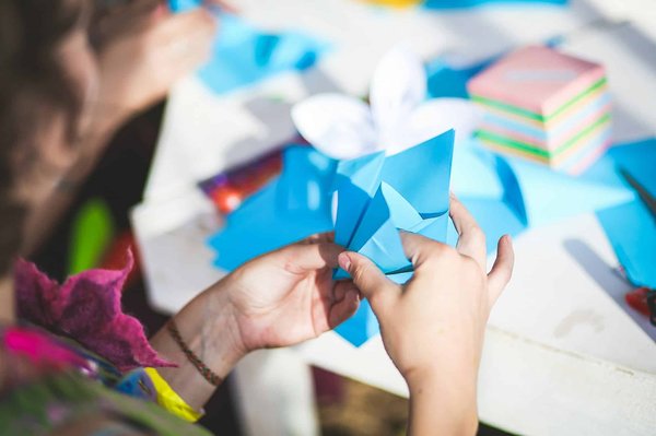 Quelle est l'histoire de l'art du pliage de papier origami et son impact sur l'ingénierie moderne?